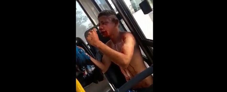 El ladrón fue salvajemente golpeado por intentar robar en un colectivo