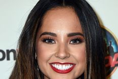 Luego de seis años de noviazgo, Becky G se comprometió con Sebastián Lletget.