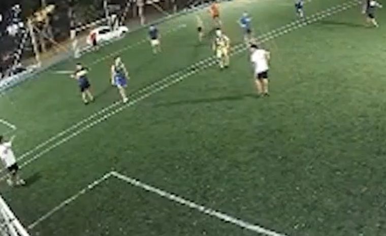 Serios incidentes entre barras de Vélez y policías se generaron en Versalles Foto: Captura de video