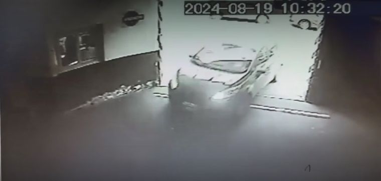 La mujer se resguardó en un estacionamiento.  Foto: Captura de pantalla