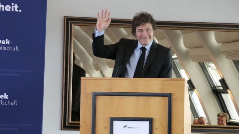 Javier Milei al recibir el premio Hayek en Hamburgo, Alemania. Foto: Instagram