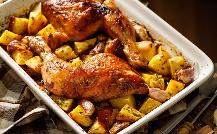 Pollo con patatas Una receta simple y deliciosa de pollo con patatas para hacer en minutos Foto: Shutterstock