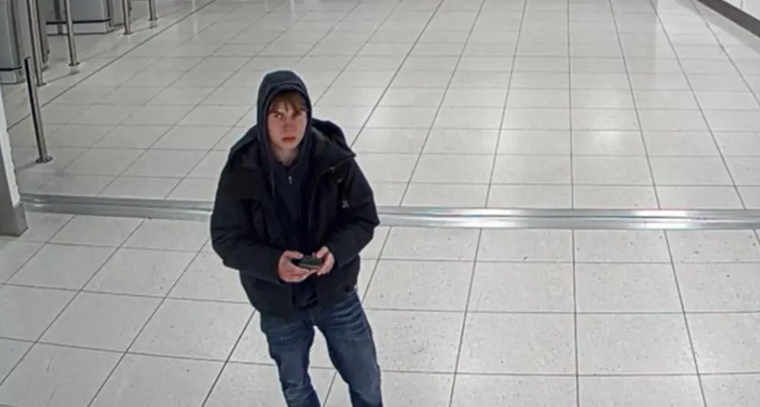 Johannes Natland en el aeropuerto de Manchester tras haber sido admitido a pesar de las sospechas de los funcionarios de fronteras.