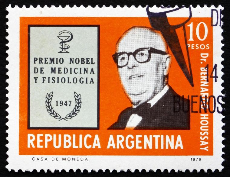 Estampilla de la Casa de la Moneda en homenaje al premio nobel de medicina. Foto: Shutterstock