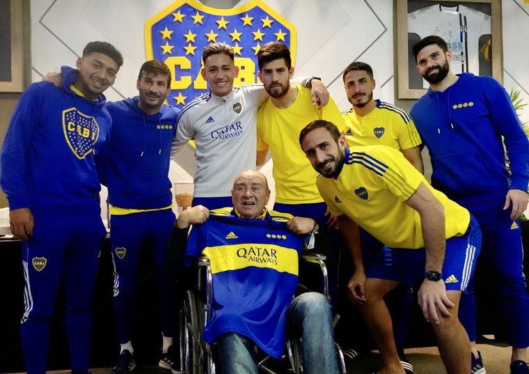 Antonio Félix visitó al plantel de Boca y estará en la cancha luego de haber sido estafado en La Rioja. Foto: Boca Juniors