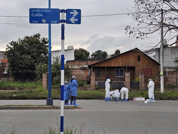 Los investigadores analizan la zona horas después del asesinato.
