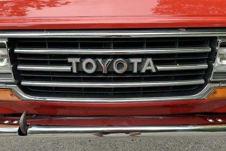 Este Land Cruiser viene equipado con un motor 4.0 litros de seis cilindros en línea, combinado con una transmisión automática de cuatro marchas. Este Land Cruiser viene equipado con un motor 4.0 litros de seis cilindros en línea, combinado con una transmisión automática de cuatro marchas.