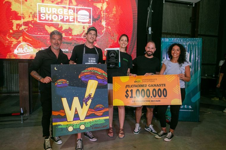 Los entusiasmados ganadores y su premio: en la nota, quiénes son y cómo es la hamburguesa triunfadora. Foto: Gentileza Municipalidad de Mendoza