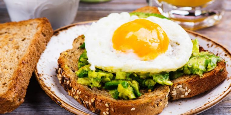 Aprendé a preparar estas tostadas de palta y huevo riquísimas. Aprendé a preparar estas tostadas de palta y huevo riquísimas.
