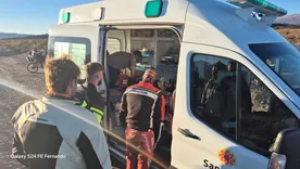 Debido a la gravedad de sus lesiones, el motociclista fue llevado de urgencia al Hospital Central.