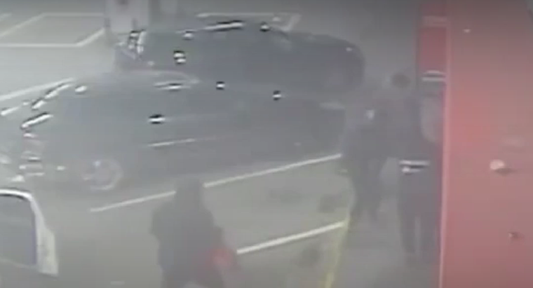La secuencia completa fue registrada por la cámara de seguridad del lugar. 