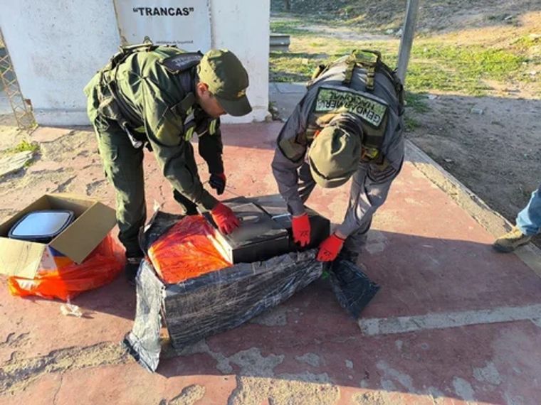 Gendarmes detectaron dos bultos con cocaína ocultos en aparatos tecnológicos en un micro de larga distancia Foto: Gendarmería Nacional Argentina
