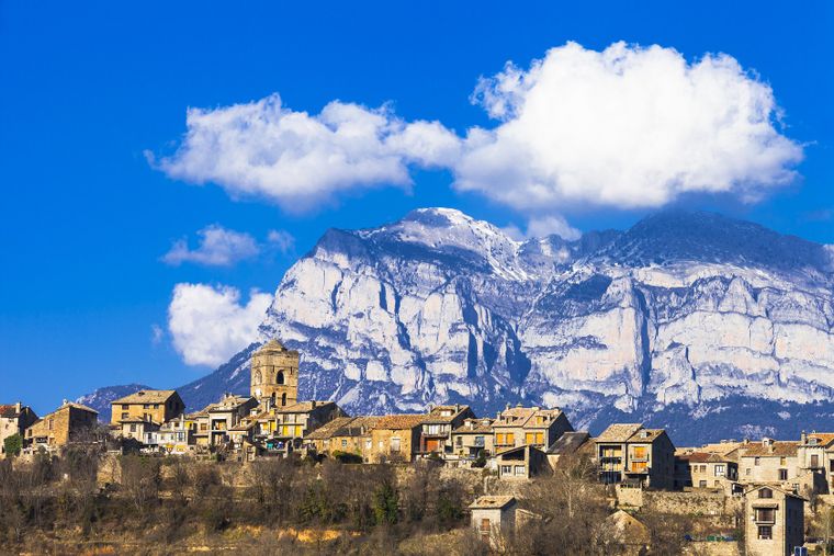 Este pueblo medieval del norte de España cautiva con sus calles de piedra, su plaza histórica y un paisaje que parece sacado de un cuento.