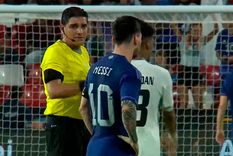 Messi y el árbitro de Argentina vs. Emiratos Árabes Unidos protagonizaron un muy curioso momento.