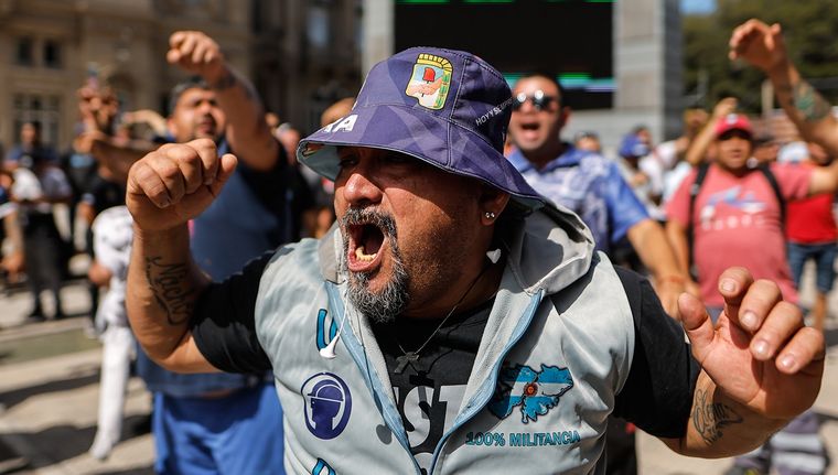 Un manifestante durante la marcha contra las medidas del presidente. Foto: EFE