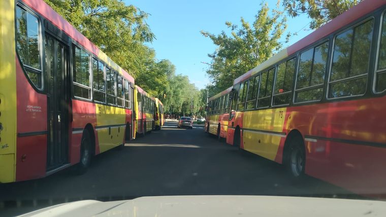 colectivos mal estacionados