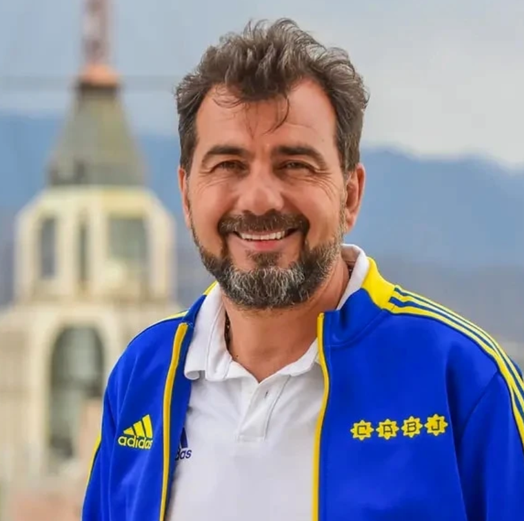 Jorge Reale y Barbie Simons están comenzando un romance. Jorge Reale y Barbie Simons están comenzando un romance.