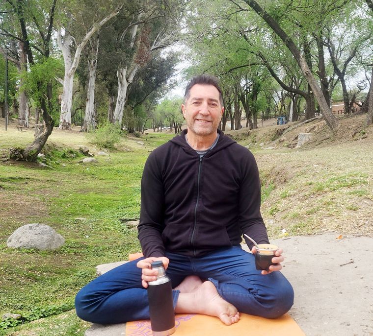 Alejandro Rial dejó atrás su vida como conductor y hoy está instalado en las sierras cordobesas. Es autor de los libros ¡Mas amor, por favor! y ¡Necesito un cambio Ya! Foto: Gabriela Yalangozian / MDZ