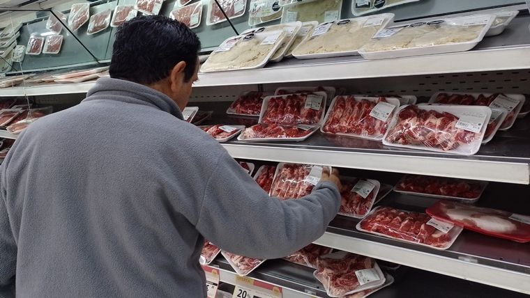 Alimentos y bebidas es uno de los rubros que más crecieron en septiembre y mete presión sobre la inflación del mes. Foto: Rodrigo DAngelo / MDZ