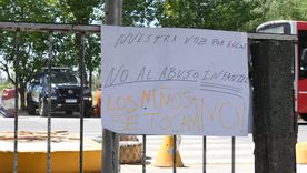 Los carteles colocados por padres de alumnos de la escuela Abraham Lemos, donde habría ocurrido el abuso sexual de una niña de 9 años. r Los carteles colocados por padres de alumnos de la escuela Abraham Lemos, donde habría ocurrido el abuso sexual de una niña de 9 años. r