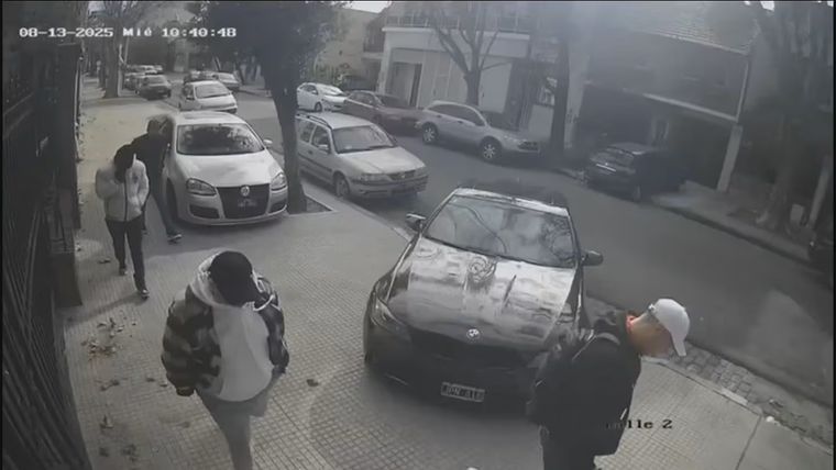 Una banda ingresó a una vivienda en Caballito, pero el sonido de la alarma los hizo escapar sin concretar el robo. El video de la secuencia se viralizó.