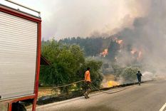 Las llamas, en Grecia, crecen con los vientos. Foto: GreekReporter. Las llamas, en Grecia, crecen con los vientos. Foto: GreekReporter.