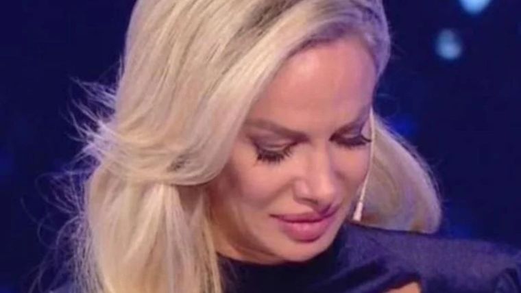 La modelo no aguantó y lloró en una entrevista. / Captura de pantalla