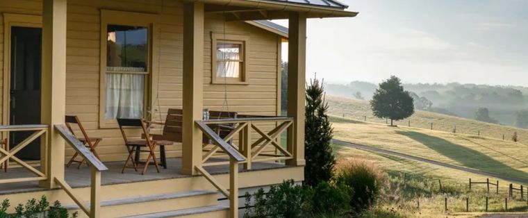 El primer paso para elegir un color exterior es evaluar algunos elegidos para una vivienda y ver cómo encajarían en los entornos de la misma. Foto: Estudio Greg Dutton