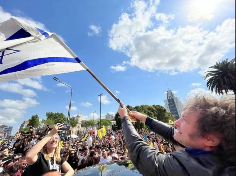 El presidente con una bandera de Israel durante su campaña a presidente Foto: archivo