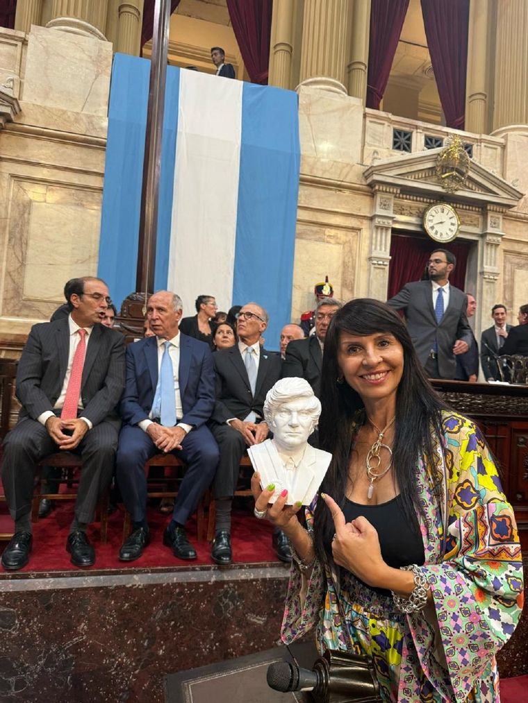 La diputada Villaverde con el busto de Milei en la asamblea legislativa Foto: X:@LoreVillaverde1