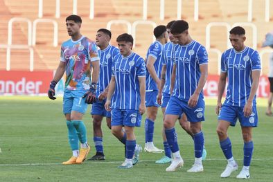 MDZol | El Tomba se va cabizbajo tras el primer tiempo. En el segundo tiempo fue otro equipo. Foto: Santiago Tagua / MDZ