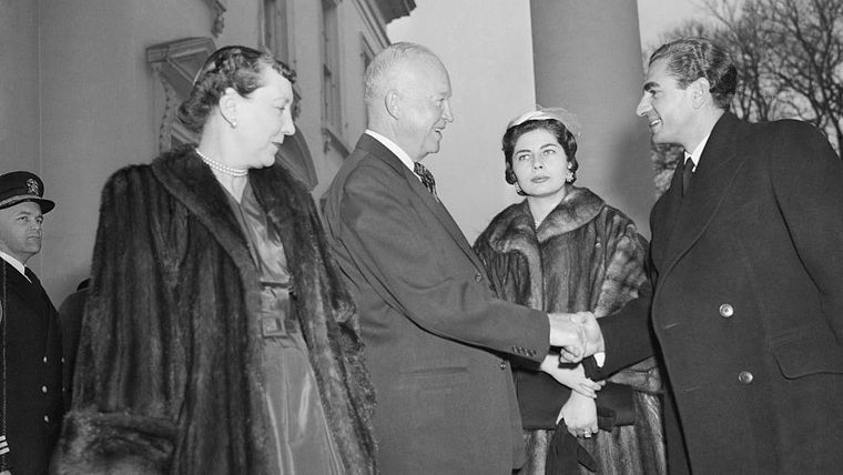 En diciembre de 1954, durante el gobierno de Eisenhower, el sha de Irán y su esposa, la reina Soraya, visitaron la Casa Blanca.