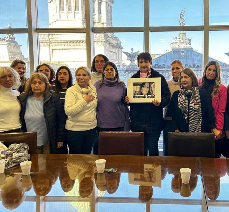 Gloria Romero, madre de Cecilia, junto a un grupo de diputadas y senadoras de Juntos por el Cambio en el Congreso.