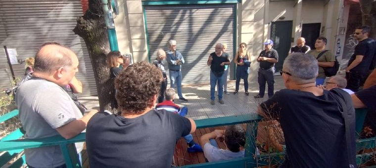 Trabajadores de América TV reunidos en asamblea en las puertas del canal este lunes Foto: X @SATSAIDnacional
