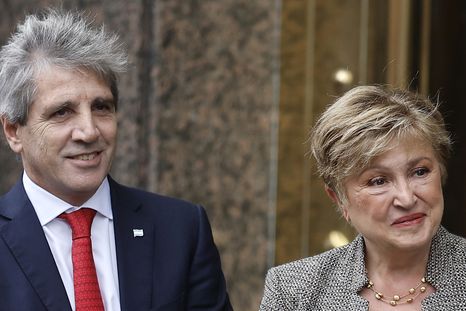 La revisión coincide con sobrecumplimiento en reservas del Banco Central y presión sobre las cuentas públicas.