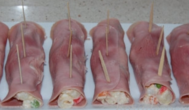 La receta de rollitos de jamón rellenos de ensalada rusa suele formar parte de las clásicas “mesas frías” en fiestas. La receta de rollitos de jamón rellenos de ensalada rusa suele formar parte de las clásicas “mesas frías” en fiestas.