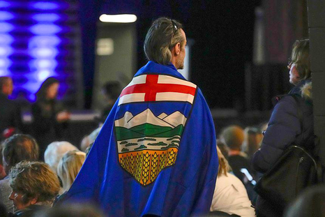 Las encuestas indican que aproximadamente una cuarta parte de los ciudadanos de Alberta están a favor de independizarse de Canadá. Las encuestas indican que aproximadamente una cuarta parte de los ciudadanos de Alberta están a favor de independizarse de Canadá.