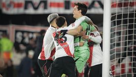 Todo River corre para abrazar a Santiago Beltrán, el héroe en los penales en la infartante clasificación ante San Lorenzo. Todo River corre para abrazar a Santiago Beltrán, el héroe en los penales en la infartante clasificación ante San Lorenzo.