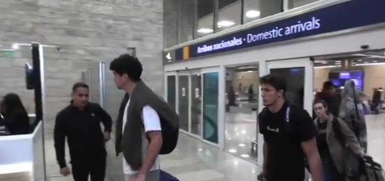 Auradou y Jégou, los rugbiers franceses en el aeropuerto Foto: gentileza