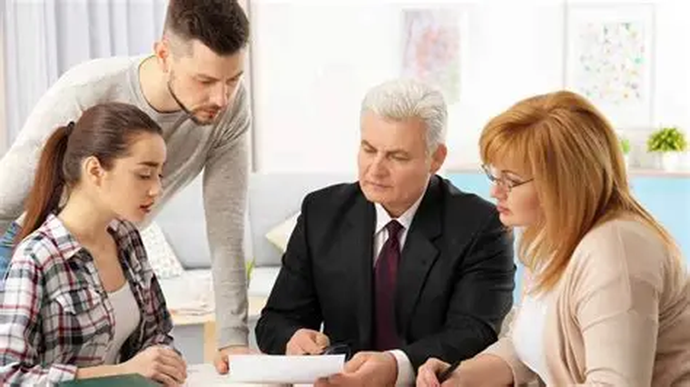 Reconocimiento a no familiares: quienes, sin llevar el apellido, son parte esencial del camino también merecen un lugar en la celebración. Reconocimiento a no familiares: quienes, sin llevar el apellido, son parte esencial del camino también merecen un lugar en la celebración.