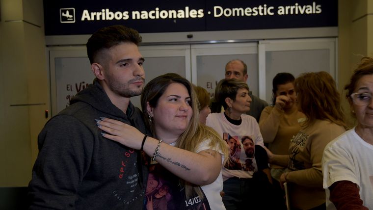 Alejo Arias junto a su hermana que lleva la frase de la Biblia en el brazo.&nbsp;