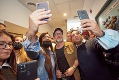 Gastón Pauls y las selfies. Foto: Municipalidad de Las Heras