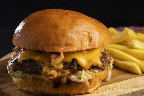 La promociones para resolver tu cena en el Día de la Hamburguesa. Foto: Frepik La promociones para resolver tu cena en el Día de la Hamburguesa. Foto: Frepik