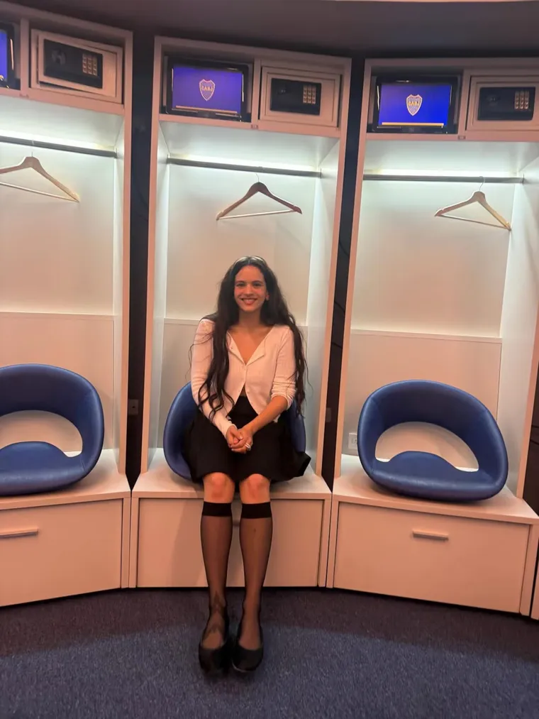 La cantante sorprendió con un mix entre delicadeza, medias negras y falda tableada. La cantante sorprendió con un mix entre delicadeza, medias negras y falda tableada.