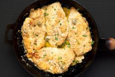 Pollo piccata Una receta clásica de Italia para hacer en pocos minutos. Foto: Shutterstock