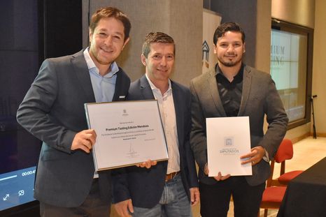 Nicolás Aleman -creador de Premium Tasting-, el presidente de la Cámara de Diputados Andrés Lombardi y Rodrigo Kohn -Head Sommelier de Premium Tasting-.