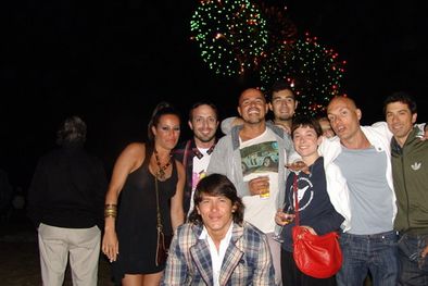 MDZol | Mendocinos en pleno espectáculo de fuegos artificiales: Adrián, Gachi, Mario, Gustavo, Agustín, Ana, Julia, Hugo y Martín. Foto: Florencia Da Souza / MDZ