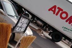 El cuerpo de la mujer yace bajo el camión que la atropelló este viernes en Las Heras