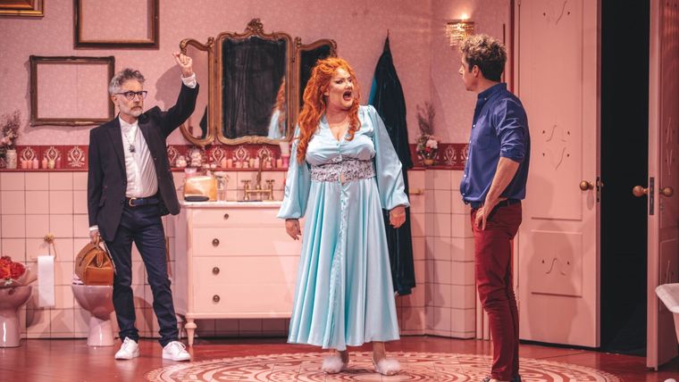 Héctor Díaz, Verónica Llinás y Esteban Lamothe protagonizan Antígona en el baño. Foto: Gentileza Agencia Raquel Flotta