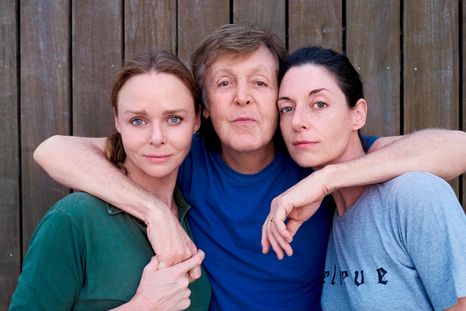 Paul Mc Cartney con sus hijas Stella y Mary. Foto: María McCartney